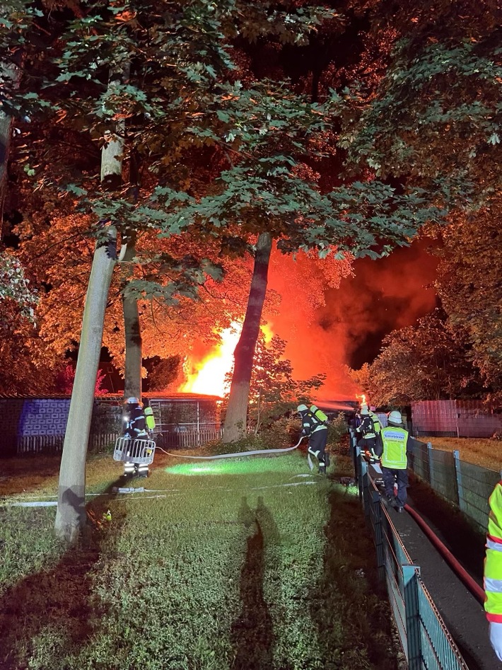 POL-WES: Moers - Gartenlaube brennt vollständig aus. Zeugensuche