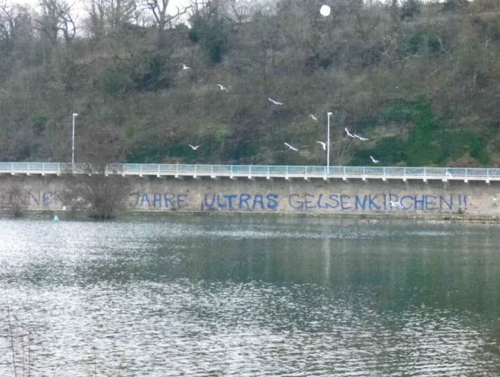 POL-E: Mülheim an der Ruhr: Polizei stellt hohe Sachschäden durch Graffiti fest- Täter besprühen u.a. eine Natursteinmauer an der Ruhr auf etwa 150 Metern Länge- Polizei intensiviert Ermittlungen