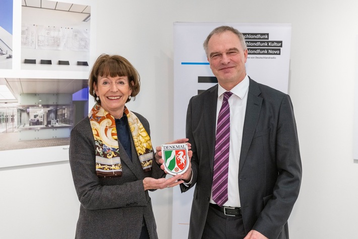 Denkmalschutz für Kölner Deutschlandfunk-Hochhaus: Oberbürgermeisterin Henriette Reker übergibt Urkunde