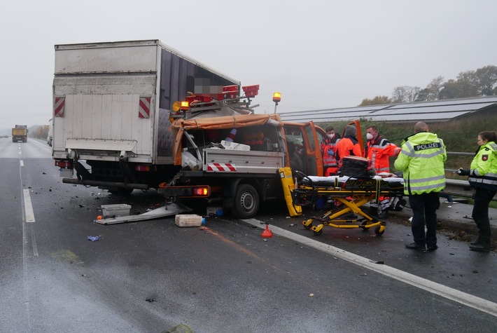 POL-ROW: ++ Hansalinie A1 - Lkw kracht in Streckenfahrzeug des Autobahnbetreibers ++ Hansalinie A1 - Lkw-Fahrer schaut während der Fahrt einen Film ++ Auffahrunfall an der Ampel ++