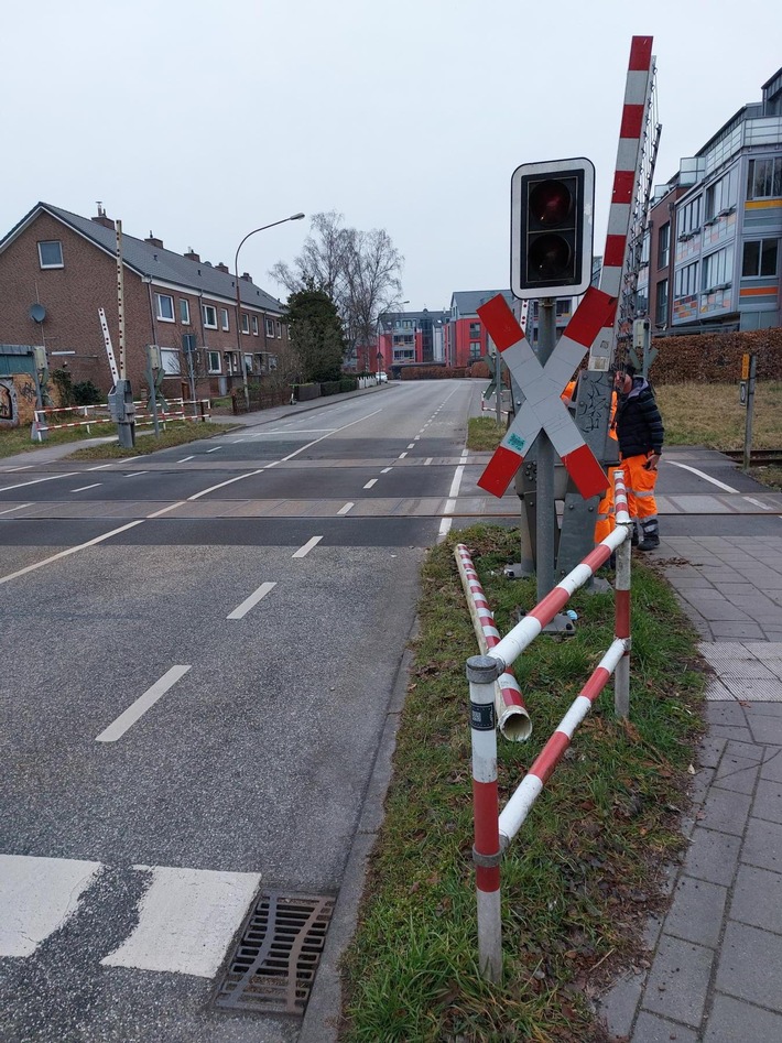 BPOL-KI: Verkehrsunfallflucht- Unbekannter fährt Schrankenbaum im Mönkhofer Weg ab