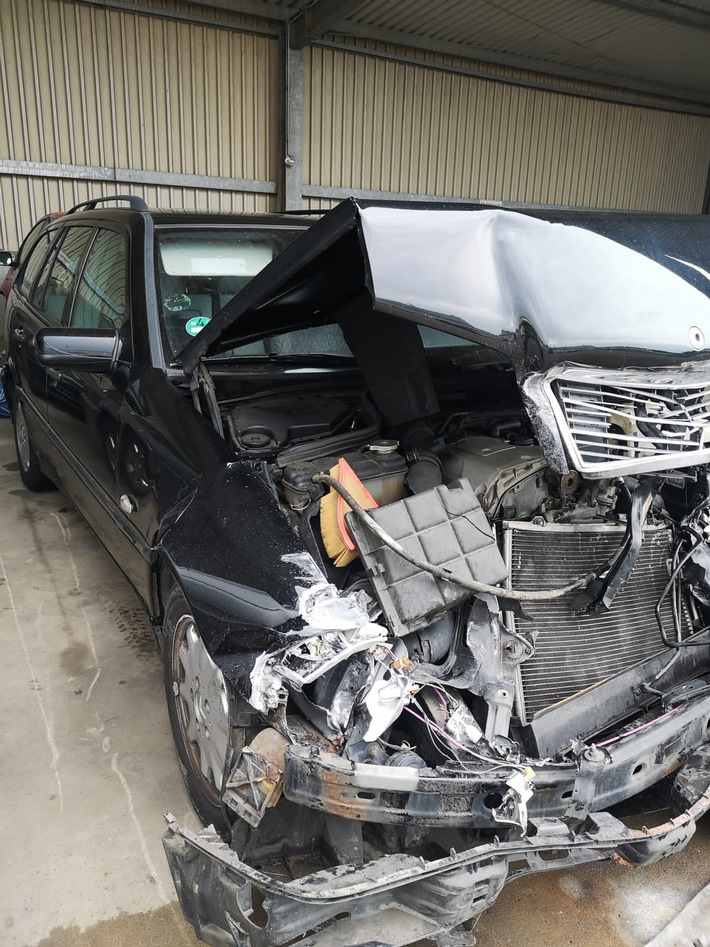 POL-MI: Nach Unfall: Beifahrer verschwindet und löst Suchaktion der Polizei aus