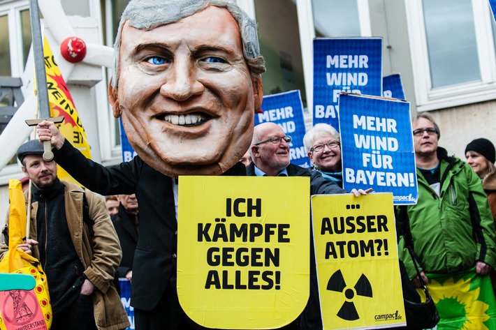 Bürgerprotest gegen Seehofers Energiepolitik vor CSU-Kommunalkongress / Seehofer-Puppe kämpft gegen Windrad und Strommast / "Seehofer sabotiert die Energiewende" (FOTO)