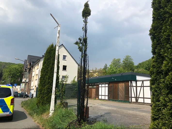 POL-ME: Jugendliche zündeten Baum an - Velbert-Nierenhof - 2205057