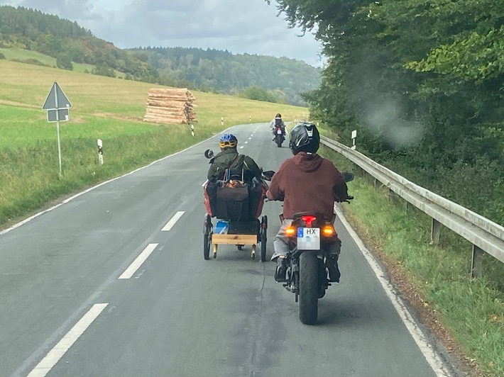 POL-HX: Zwei junge Motorradfahrer helfen Senior mit Pedelec in misslicher Lage