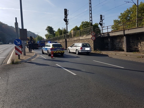 POL-PPKO: Verkehrsunfall aufgrund einer Ölspur