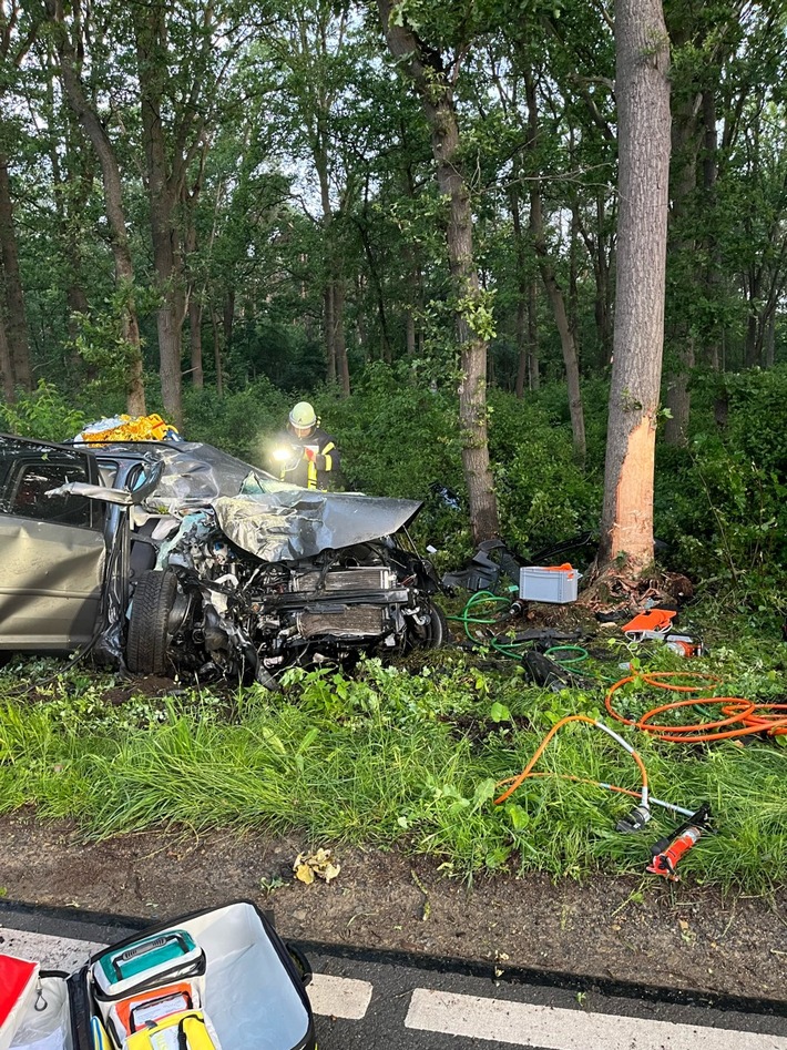 POL-MI: Schwerer Verkehrsunfall in Rahden OT Wehe, Weher Straße/Barler Straße Fahrer lebensgefährlich verletzt