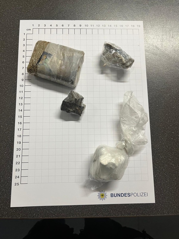 BPOL NRW: Bundespolizei nimmt zwei Männer nach großem Drogenfund fest