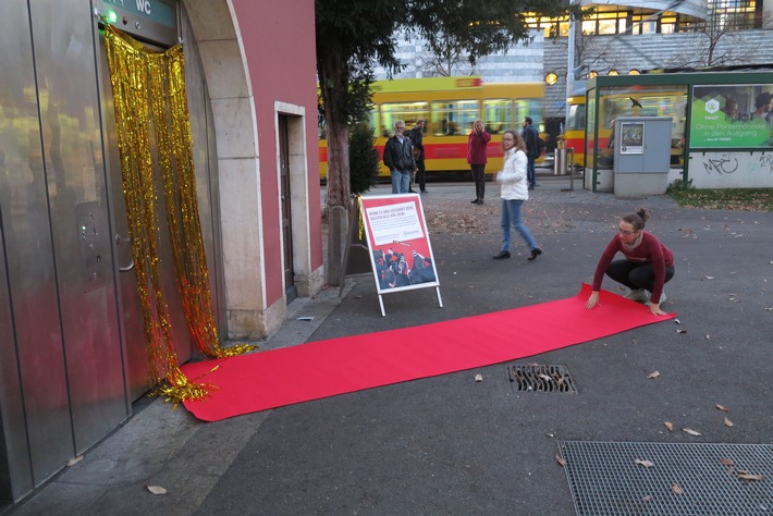 Welttoilettentag: Helvetas rollt für Pinkler den roten Teppich aus