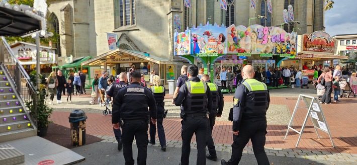 POL-HAM: Behördenübergreifender Schwerpunkteinsatz der Polizei Hamm mit starker Präsenz auf dem Stunikenmarkt und im Bahnhofsquartier