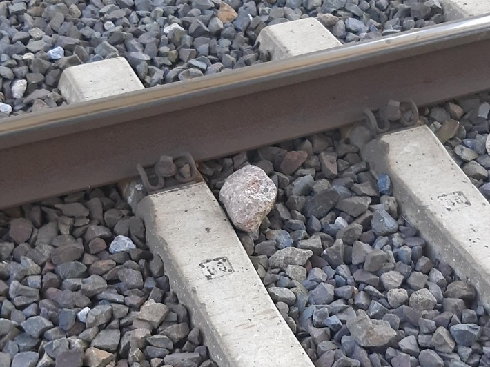 BPOL-HST: Zeugenaufruf: Unbekannte legen Steine auf die Gleise