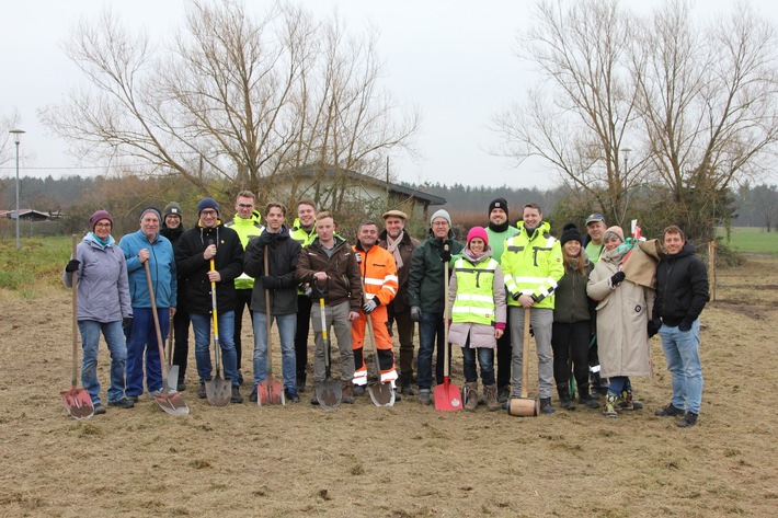 Presseinformation: Neue Obstbäume für Flora und Fauna: Erdgas Südwest organisiert Pflanzaktion in Waghäusel