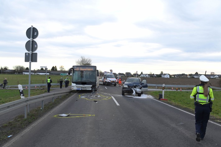 FW Pulheim: Verkehrsunfall mit Linienbus
