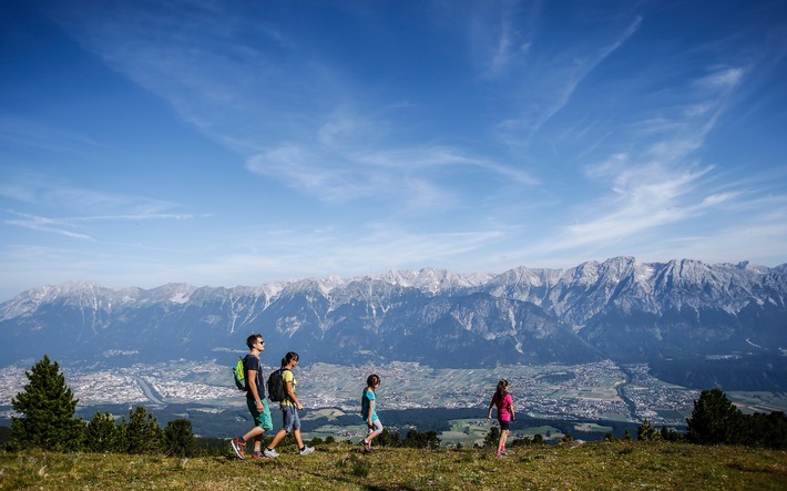 Kugelspaß, Zirbenzauber und Wandern ohne Ballast: Ein unvergesslicher Bergsommer im Herzen Tirols - BILD