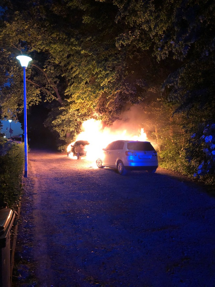 POL-MS: Zwei Autos am Düesbergweg in Brand - Zeugen gesucht