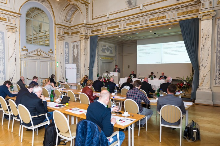 Conférence de presse annuelle GastroSuisse: Le franc fort et le tourisme de la restauration défient l&#039;hôtellerie-restauration