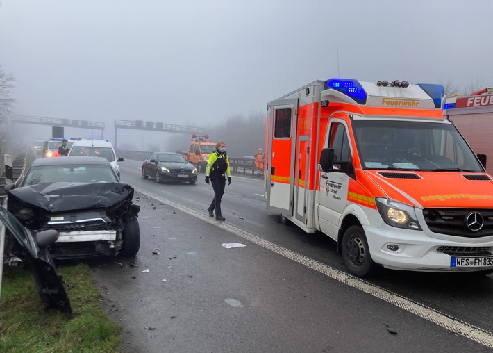 FW Moers: Schwerer Verkehrsunfall auf der A57 / 3 Verletzte