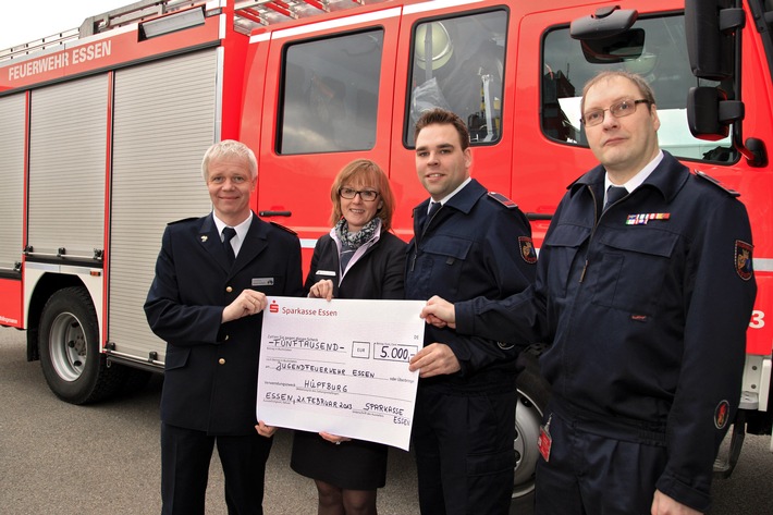 FW-E: Sparkasse Essen übergibt großzügigen Scheck Essener Jugendfeuerwehr