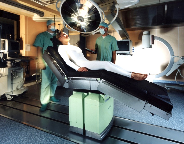 Medizin-Innovation auf der MEDICA: Neuartiger Operationstisch für Herz- und Gefäßchirurgie / Mehr Sicherheit bei Bypass-Operationen