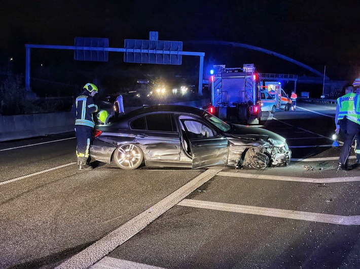 FW-NE: Verkehrsunfall auf der A57 im Kreuz West | Zwei Personen verletzt