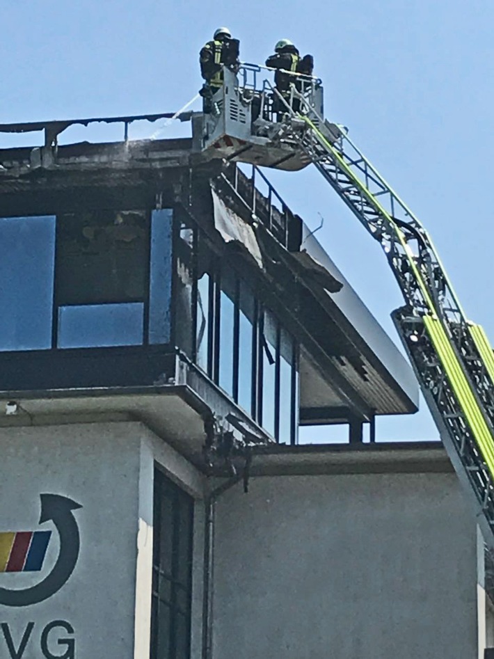 POL-ME: Dachbrand nach Schweißarbeiten - Velbert - 1805064