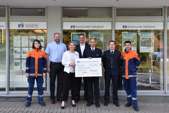 FW-DO: Dortmunder Volksbank unterstützt die Jugendfeuerwehr durch eine Spende