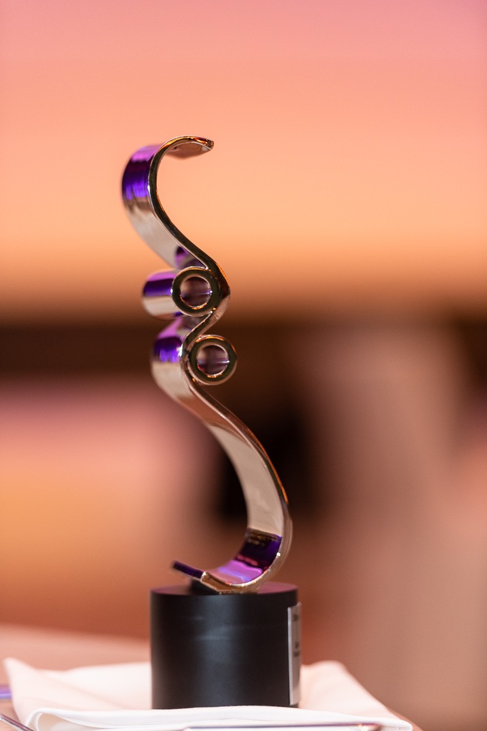 Druck&Medien Awards 2021: FLYERALARM als crossmedialer Dienstleister des Jahres ausgezeichnet