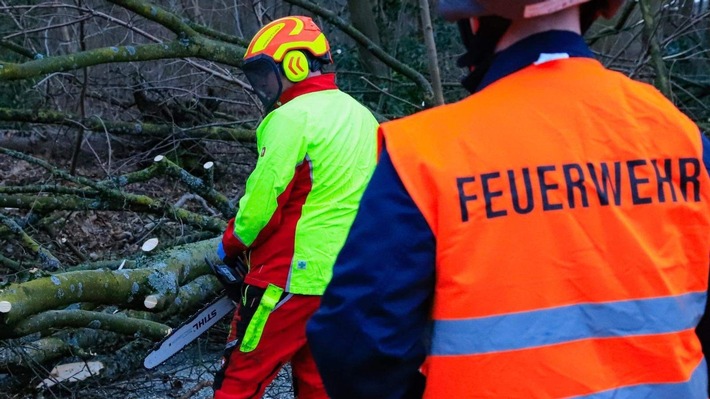 FW-E: Feuerwehr Essen rückt zu rund 50 unwetterbedingten Einsätzen aus - Bahn wird von Ast getroffen