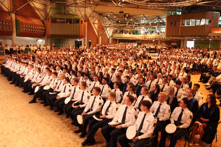 POL-HA: Graduierungsfeier in der Hagener Stadthalle - Neue Mitarbeitende für Polizei und Verwaltung