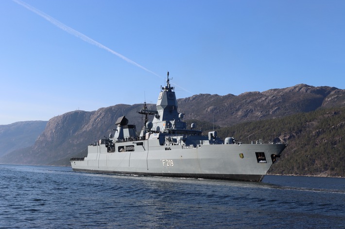 Fregatte "Sachsen" läuft zum NATO-Einsatz aus