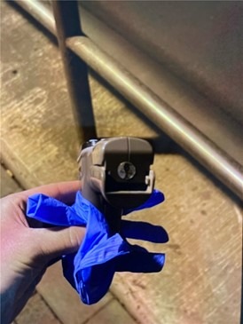 POL-KR: Obdachloser bedroht Passantin und Polizisten scheinbar mit Schusswaffe