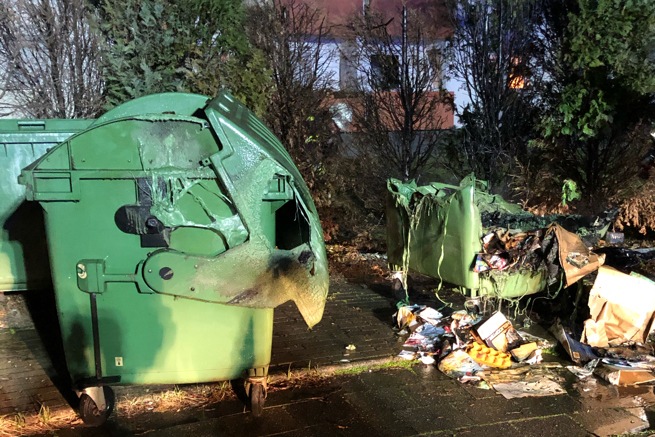 POL-NE: Unbekannte zünden Mülltonnen an - Die Polizei sucht Zeugen