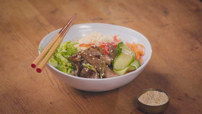 Teriyaki Lamm Bowl mit Reis und Chili Dressing.jpg