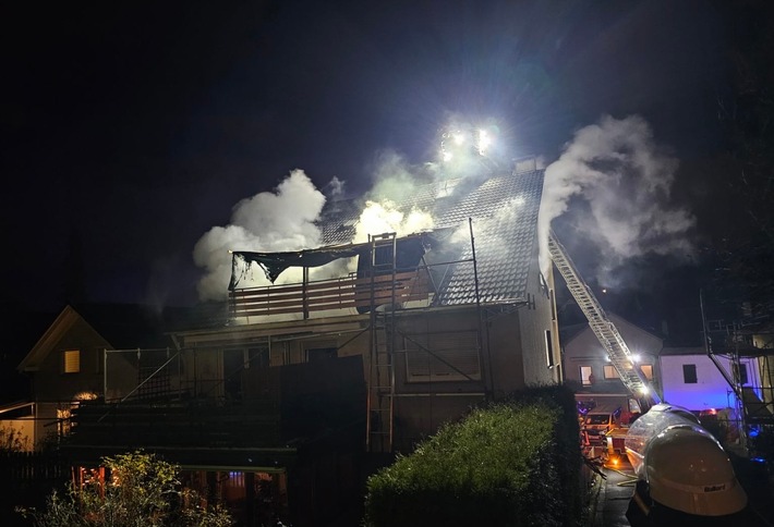 FW Bad Honnef: Eine Person bei Gebäudebrand gerettet