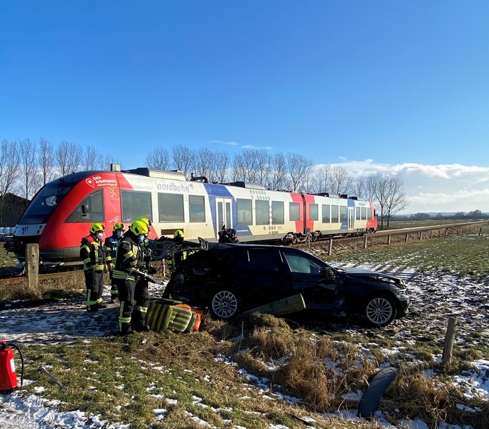 BPOL-FL: Heide - PKW kollidiert mit Zug der Nordbahn