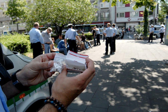 POL-D: Bekämpfung der Drogenkriminalität - Polizei, Stadt und Rheinbahn zusammen im Einsatz - Fotos beigefügt