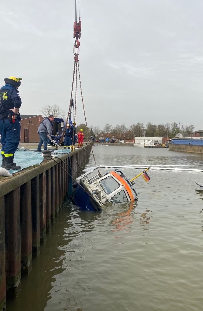 WSPI-OLD: Gesunkenes Boot im Binnenhafen von Brake