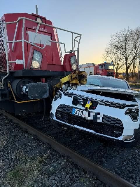 POL-STD: Zusammenstoß zwischen Güterzug und PKW in Bützfleth - 62-jähriger Autofahrer schwer verletzt