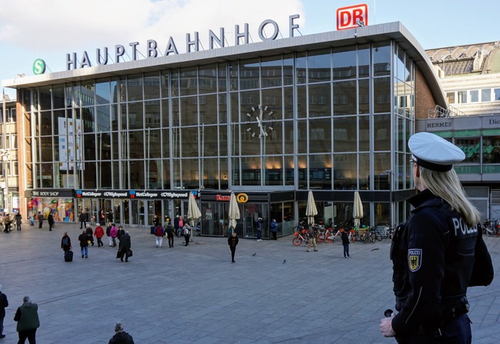 BPOL NRW: Maskenverweigerer leistet erheblichen Widerstand gegen Bundespolizisten am Kölner Hauptbahnhof