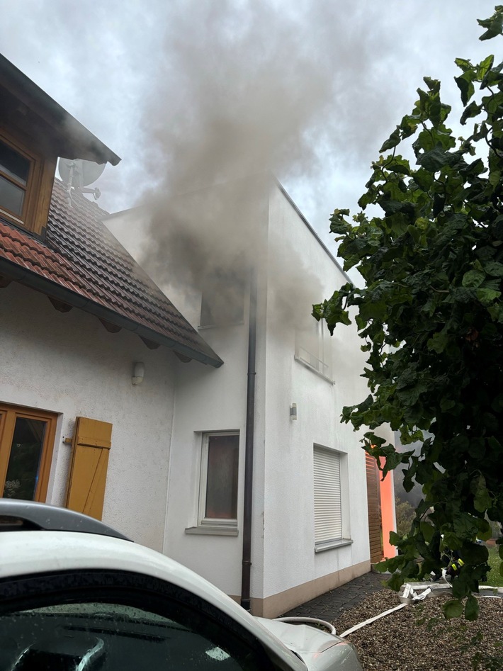 FW-OG: Anbau eines Wohnhauses ausgebrannt, ein Feuerwehrmann leicht verletzt.