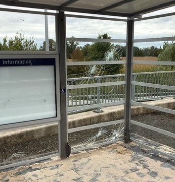 BPOL-KL: Zeugenaufruf - Glasscheiben an Wetterschutzhäuschen am Haltepunkt Dienheim beschädigt