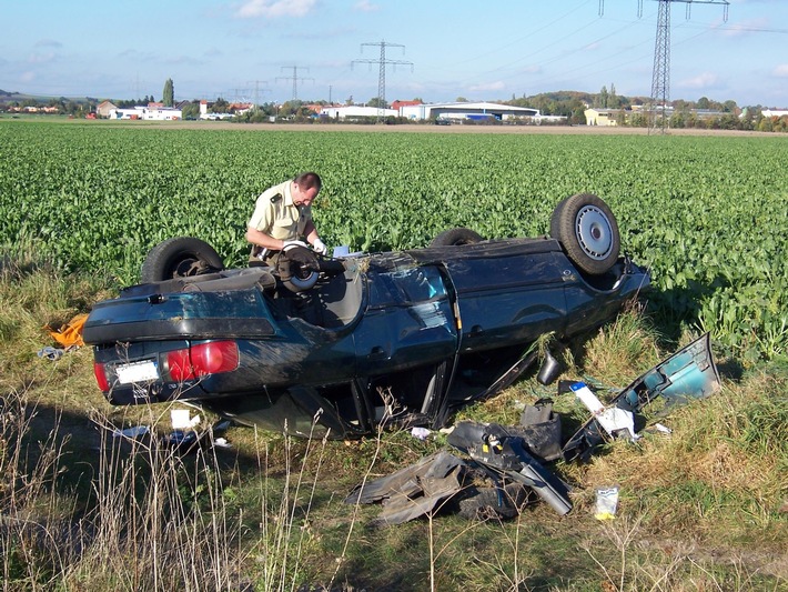 POL-HI: B3 - Schwerer Verkehrsunfall nach riskantem Überholmanöver mit Unfallflucht