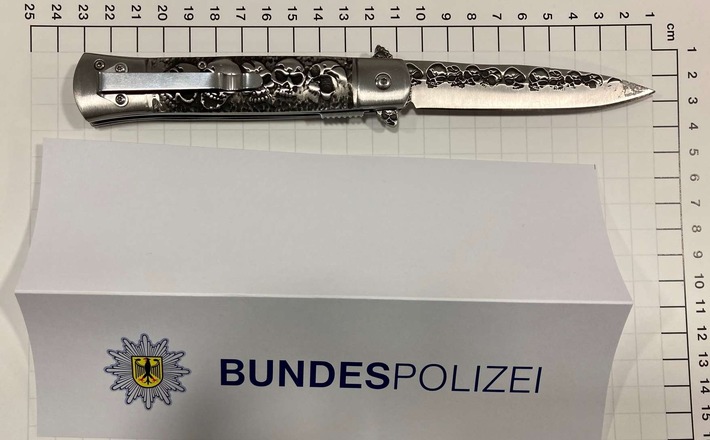 BPOL NRW: Auf dem Weg zur Polizeiwache - Bundespolizei stellt Einhandmesser sicher