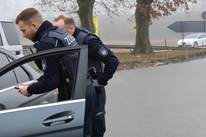 HZA-RO: Zoll warnt vor gefährlichem Feuerwerk aus dem Ausland / Hauptzollamt Rosenheim kontrolliert Reisende