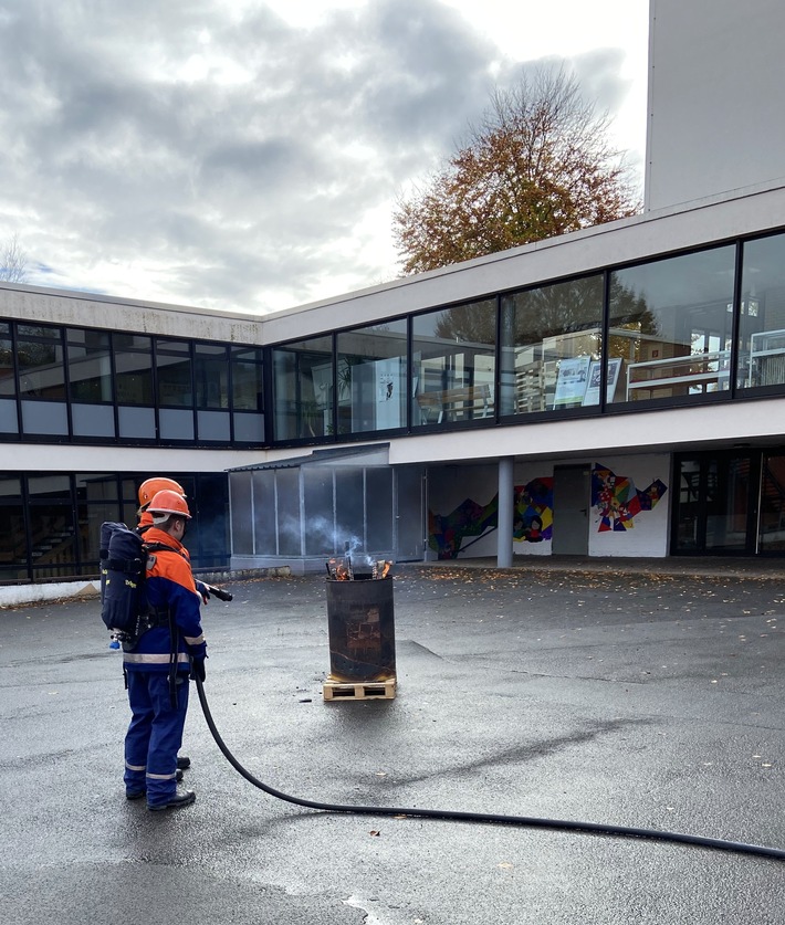 FW Beverungen: 24 Stunden im Leben eines Berufsfeuerwehrmannes/Jugendfeuerwehr Beverungen absolviert erfolgreich Berufsfeuerwehrtag