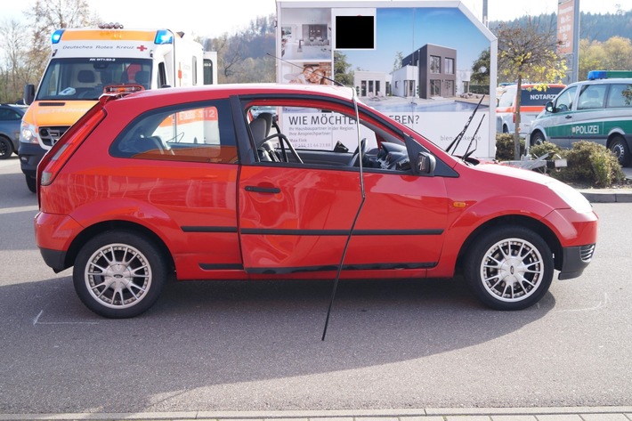 POL-FR: Folgemeldung zu "Waldshut-Tiengen/Tiengen: Pflegespray entzündet sich - Autofahrer erleidet Brandverletzungen" - Bild des beschädigten Pkws