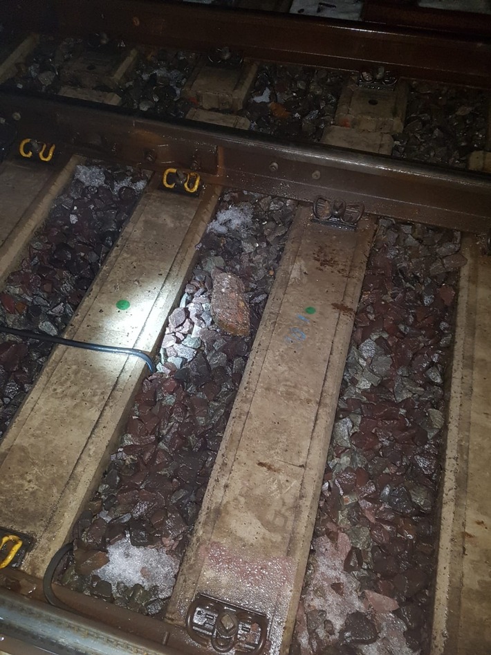 BPOL-HB: Feldstein von Intercity in Bremen überrollt