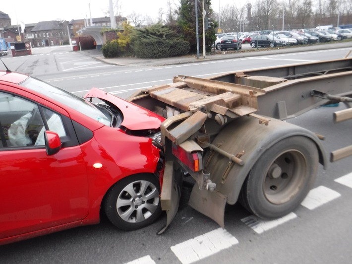 POL-DN: Lkw-Anhänger übersehen