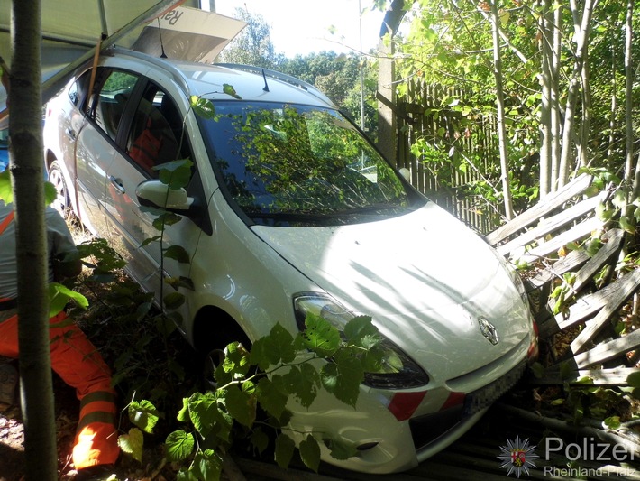 POL-PPWP: Mann kracht mit Auto in Werbetafel