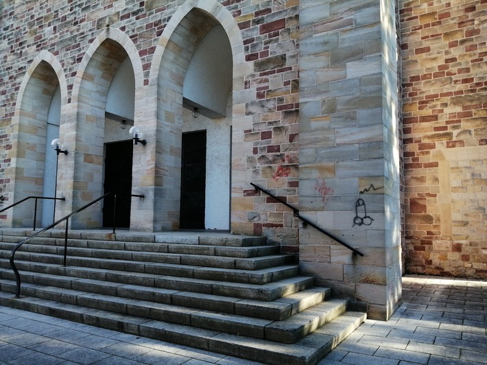 POL-PDPS: Schmierereien an der Fassade der Hl.-Kreuz-Kirche
